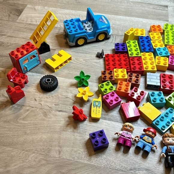 Legos. Duplo sets. The whole lot here. 90 Legos. Jurassic Park dinosaur - Picture 3 of 6